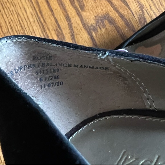 ▪️LIZ CLAIBORNE: Women’s 6.5, black suede pointed w/ruffle accent pumps▪️ - Picture 2 of 15